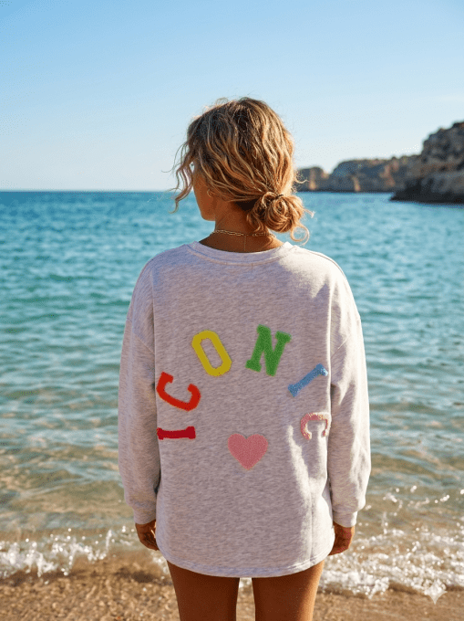 Sweat gris inscription ICONIC colorée 