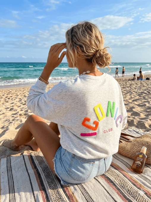 Sweat gris inscription ICONIC CLUB colorée 