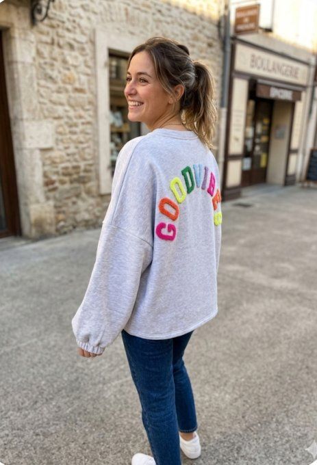 Sweat gris  molleton inscription GOOD VIBES colorée