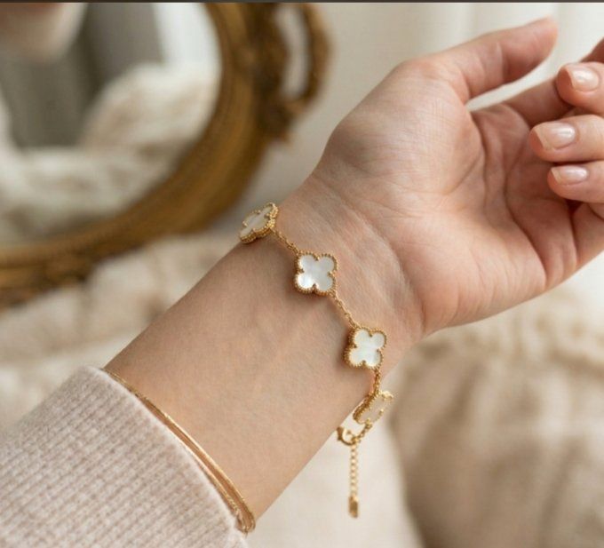 Bracelet doré avec trèfles nacrés blancs tendance