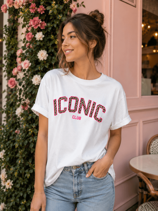 Tee shirt blanc inscription Iconic en léopard et roser fuschia