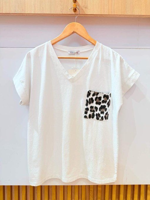 Tee shirt blanc avec poche léopard 